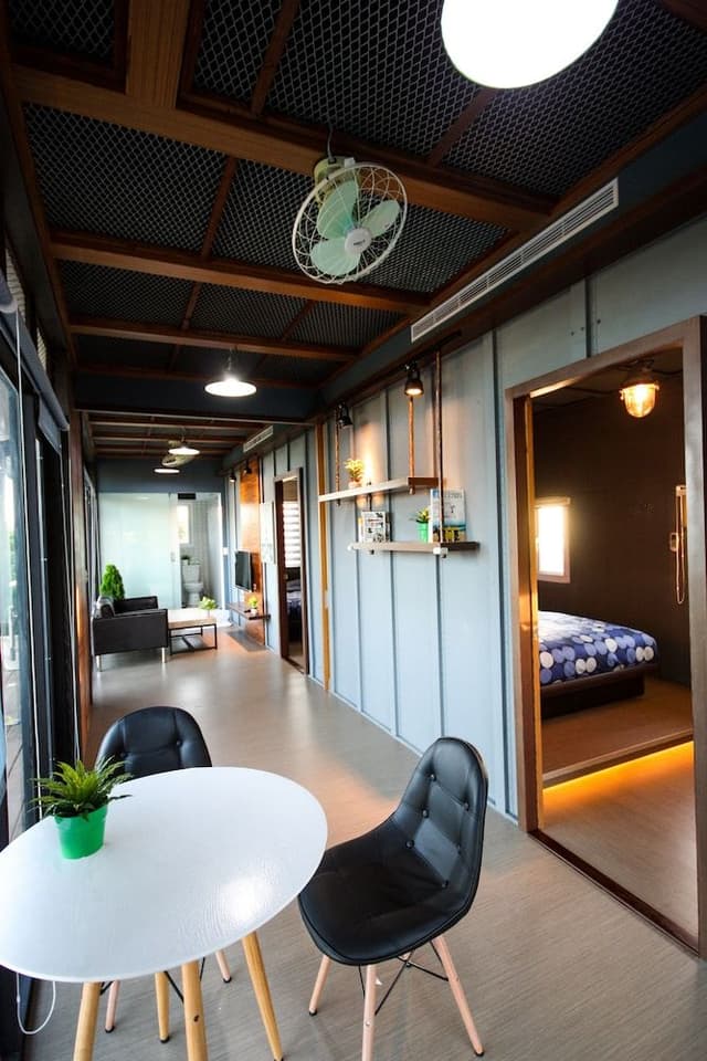 Room (6-Person)