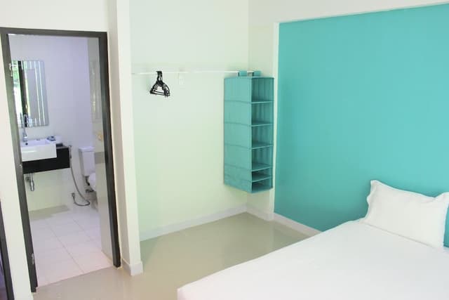 Basic Room, 1 Queen Bed
