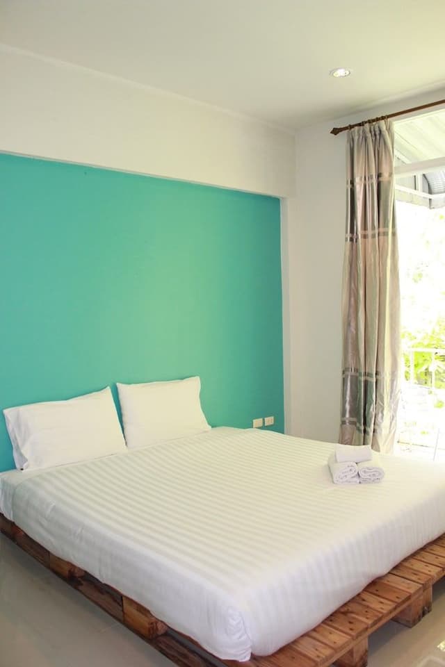 Basic Room, 1 Queen Bed