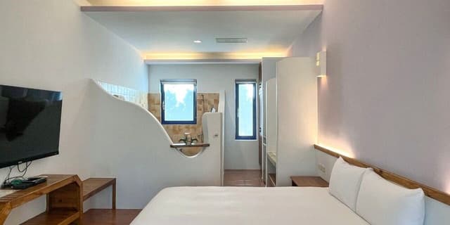 Economy Double Room, 1 King Bed, Non Smoking, Bathtub
