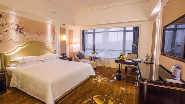 Business Room, 1 King Bed, City View