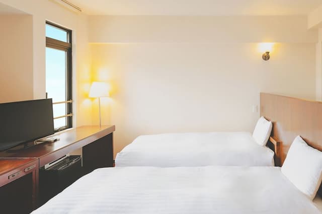 Twin Room, Smoking
