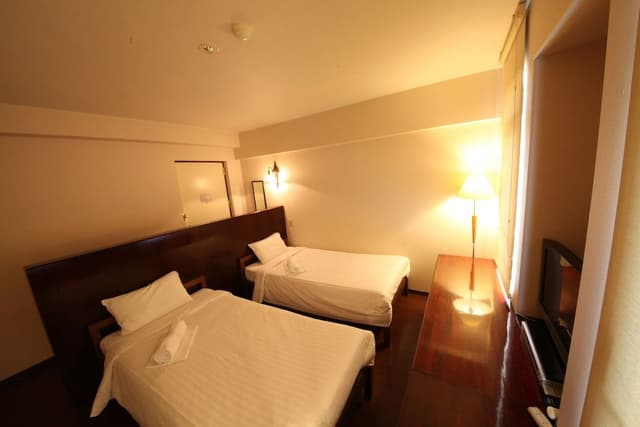 Twin Room, Smoking
