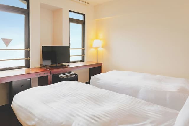 Twin Room, Smoking