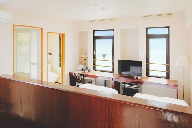 Twin Room, Smoking
