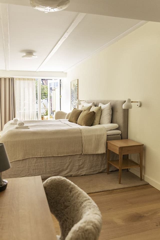 Double Room (Bed is 140-160cm)