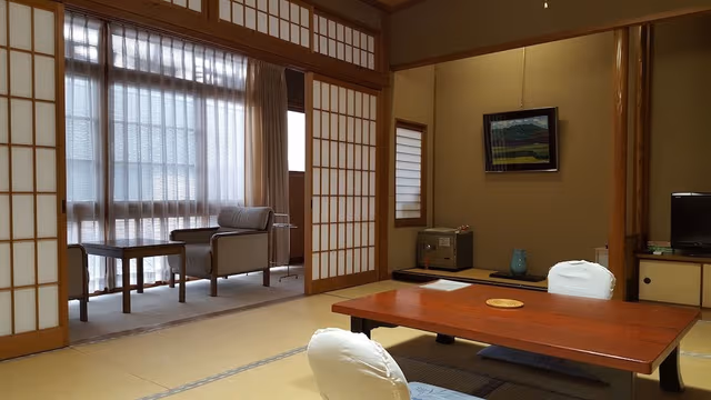 Traditional Room, Non Smoking, Shared Bathroom