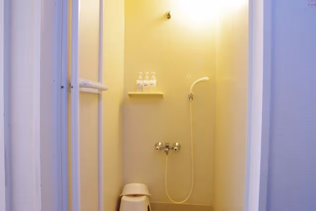 Moderate Room with Shower, Non Smoking