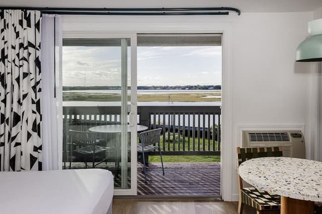 Suite, River View (2 Queens & Private Bunk)