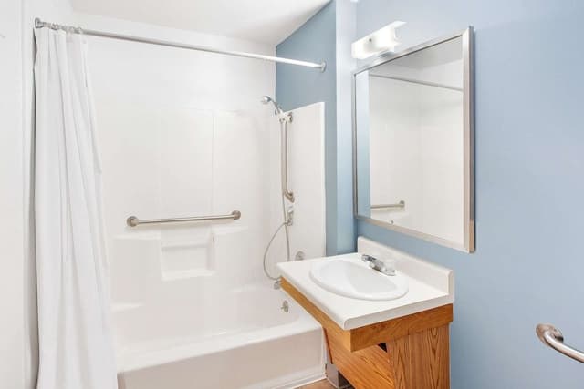 Standard Room, 1 Double Bed, Accessible, Non Smoking (Bathtub)