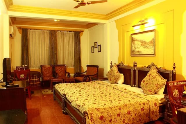 Superior Suite, 1 King Bed, Hill View