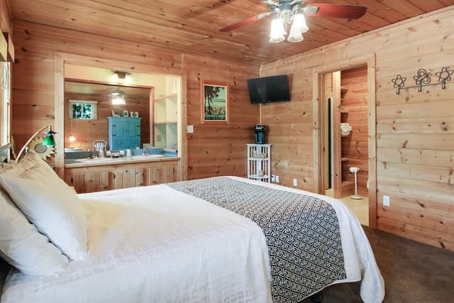 Standard Room, 1 Queen Bed