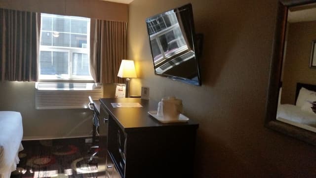 Deluxe Room, 1 Queen Bed, Kitchenette