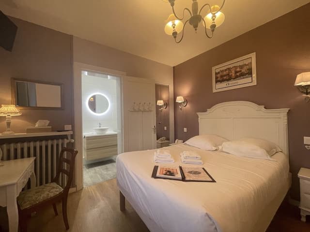 Superior Room, Bathtub (Double or Triple occupancy)