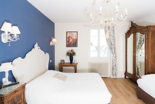 Superior Room, Bathtub (Double or Triple occupancy)