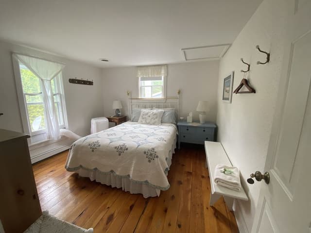 Room, 1 Queen Bed, Shared Bathroom