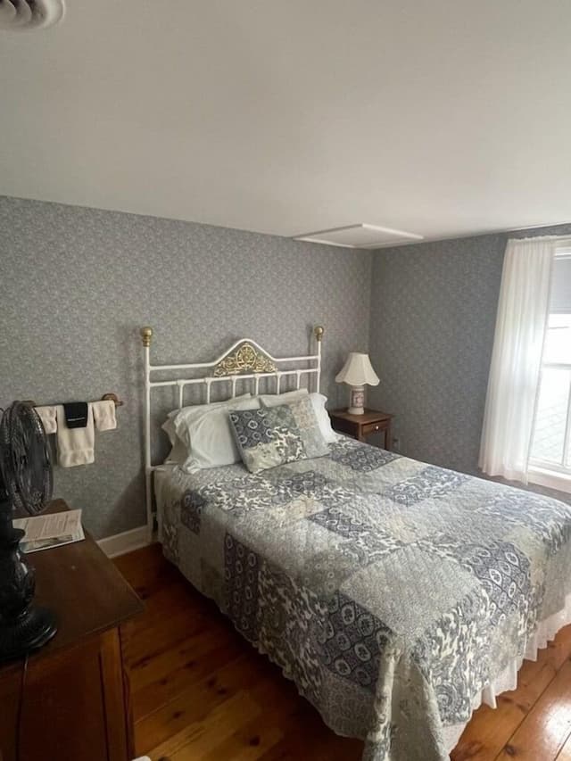 Room, 1 Queen Bed, Shared Bathroom