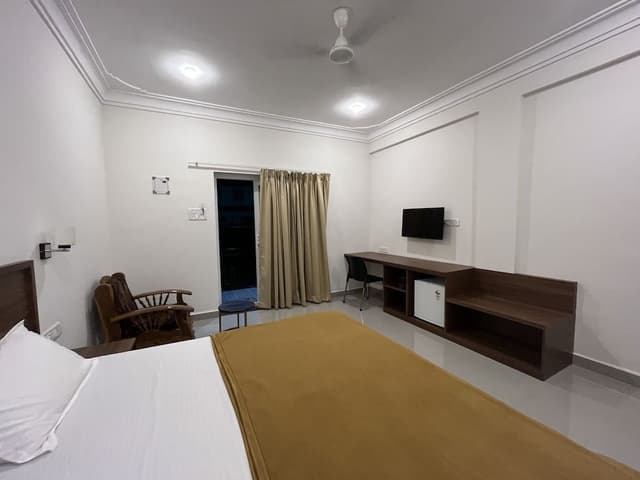 Deluxe Room, 1 King Bed, Patio
