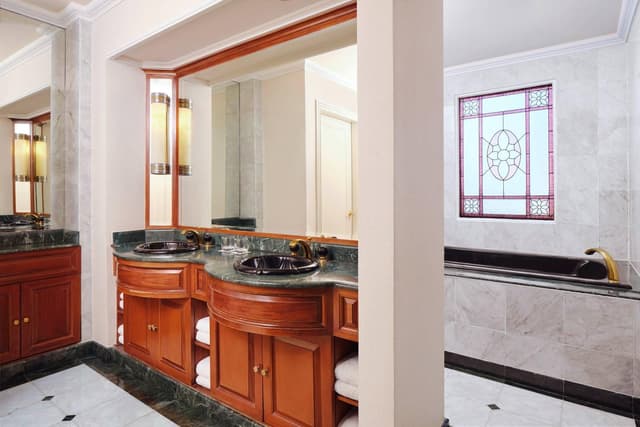 Presidential Suite, Executive Lounge Access, 2 Bedroom Suite, Skyline View, Balcony, Whirlpool