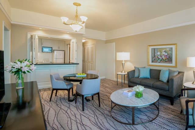 Executive Lounge Access, 1 Bedroom Residential Suite, 1 King, Skyline View