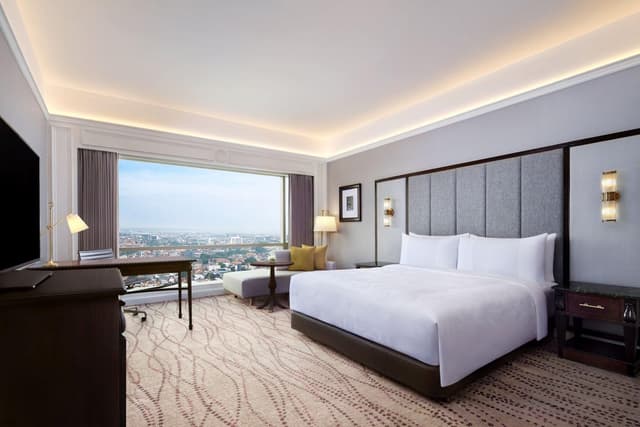 Executive lounge access, Guest room, 1 King, Skyline view