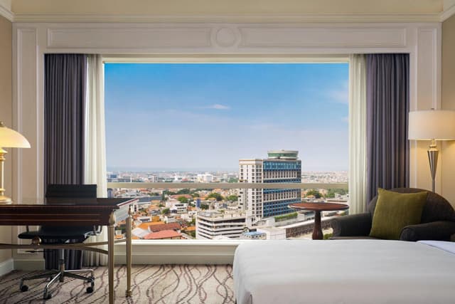 Executive lounge access, Guest room, 1 King, Skyline view