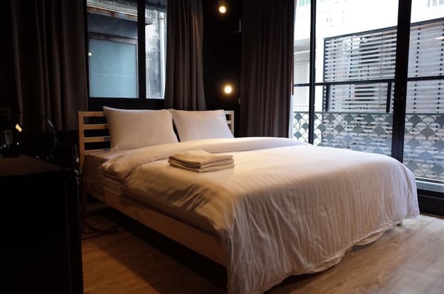 SL2 Classic: King Room with Private External Bathroom
