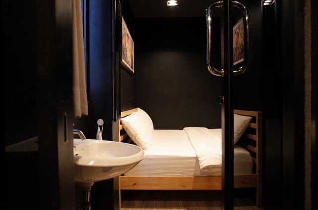 WL Classic: King Room with Private Bathroom