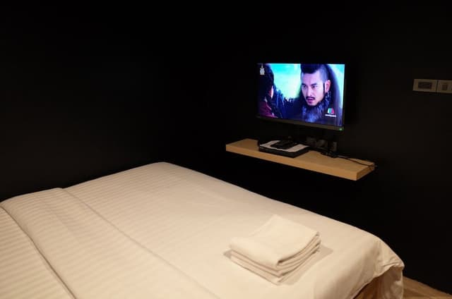 WL Classic: King Room with Private Bathroom