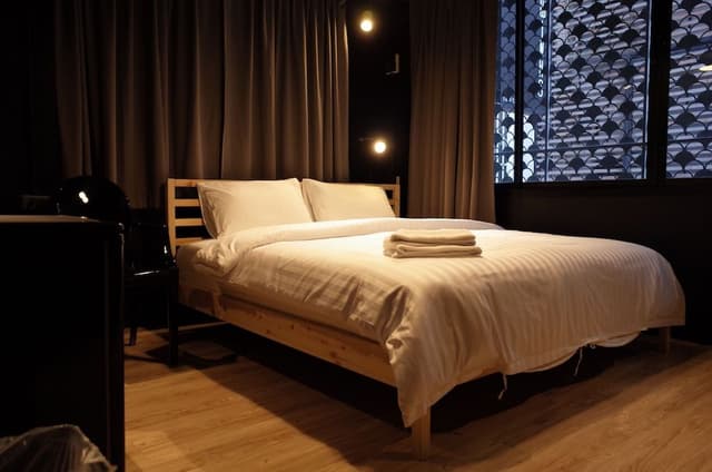 SL2 Classic: King Room with Private External Bathroom