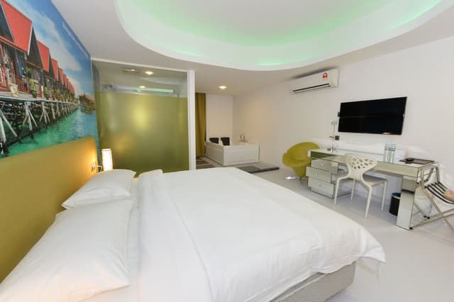 Grand Room, 1 King Bed, Jetted Tub