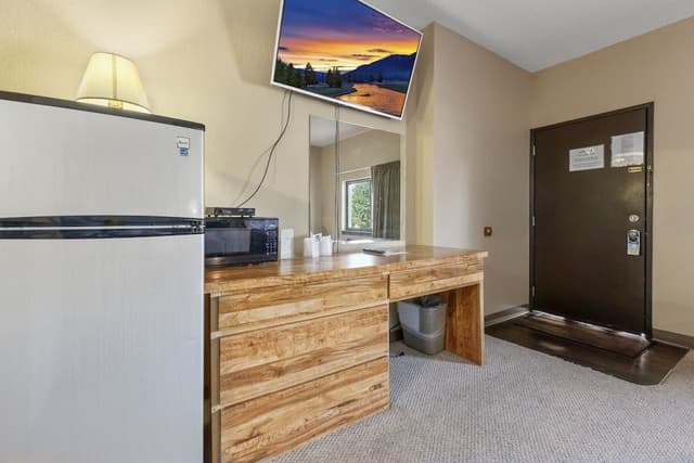 Basic Room, 1 King Bed