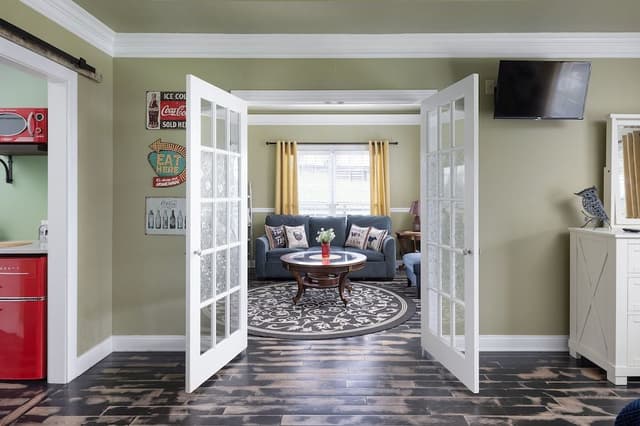 Signature Apartment, 1 King Bed with Sofa bed, Pets Allowed, Garden View