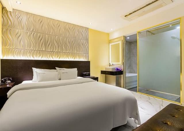 Deluxe - Check-In Mon-Thu 5 PM, Fri-Sun 9 PM