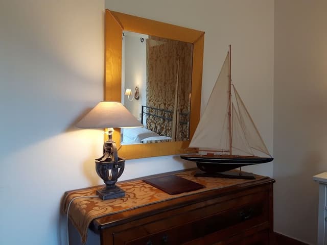 Classic Room, 1 King Bed, Refrigerator, Mezzanine