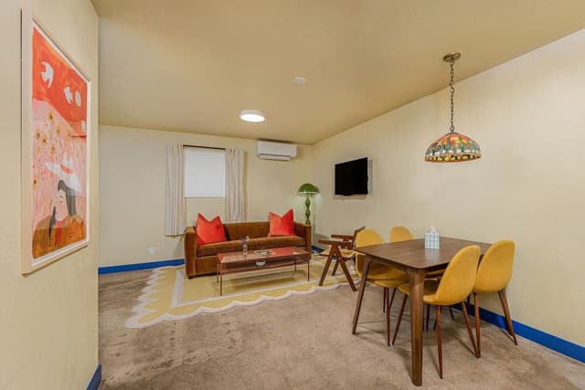 Family Room (2 Queen + Pull Out Sofa) NO PETS