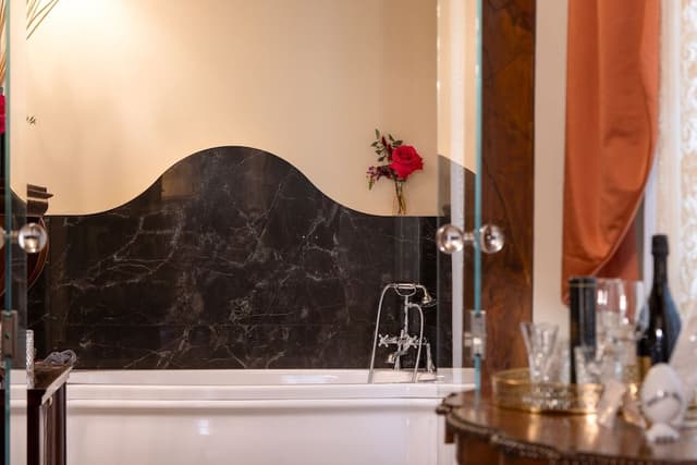 Suite, Jetted Tub, City View (King)