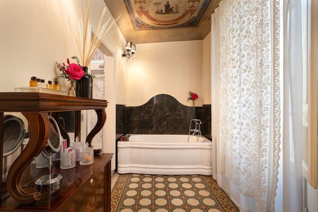 Suite, Jetted Tub, City View (King)