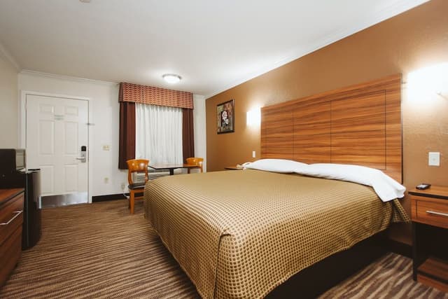 Standard Room, 1 King Bed, Smoking