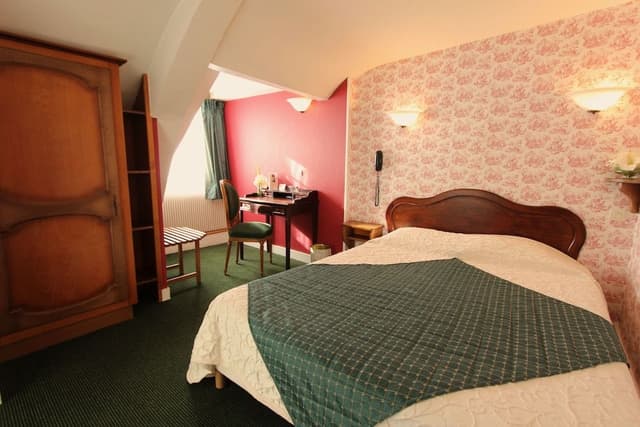 Family Room (adjoining rooms, non-connecting rooms)