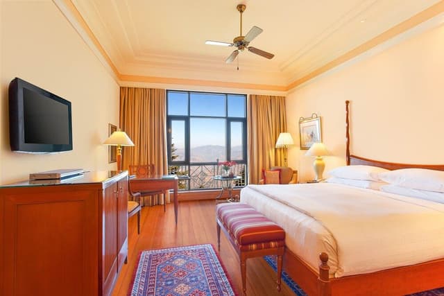 Premier Room, 1 King Bed, Valley View
