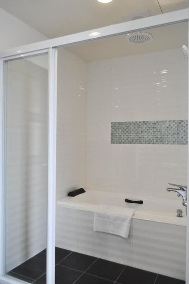 Quadruple Room, Bathtub