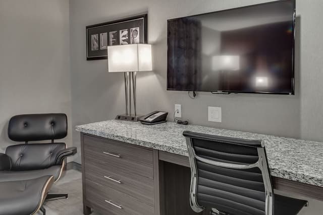 Business Suite, 1 King Bed, Kitchenette