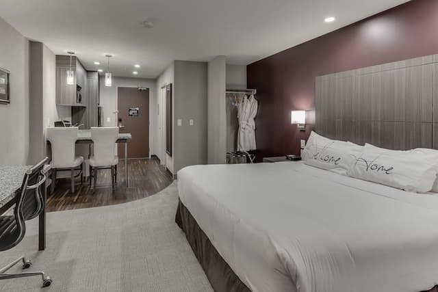Business Suite, 1 King Bed, Kitchenette