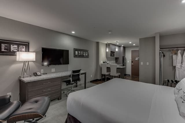 Business Suite, 1 King Bed, Kitchenette