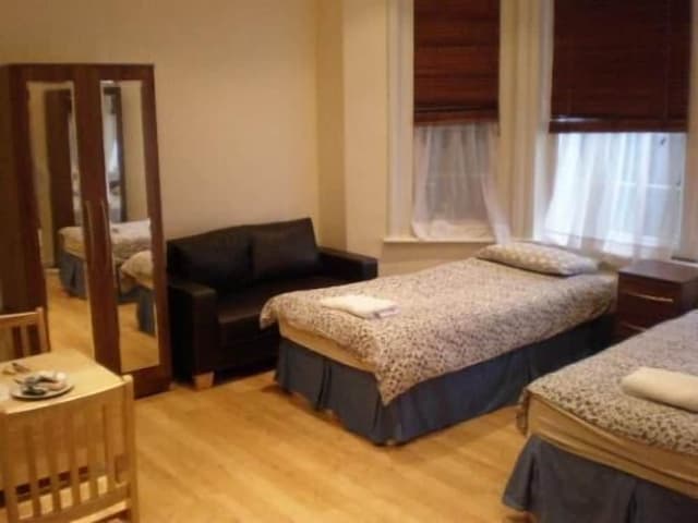 Basic Studio, 2 Twin Beds