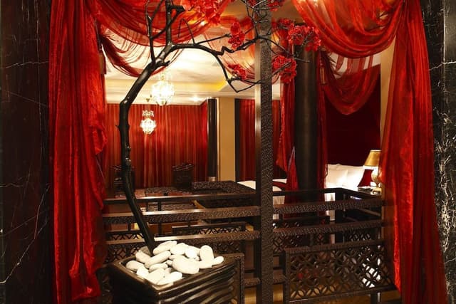 Deluxe Suite, Jetted Tub