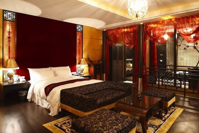 Deluxe Suite, Jetted Tub