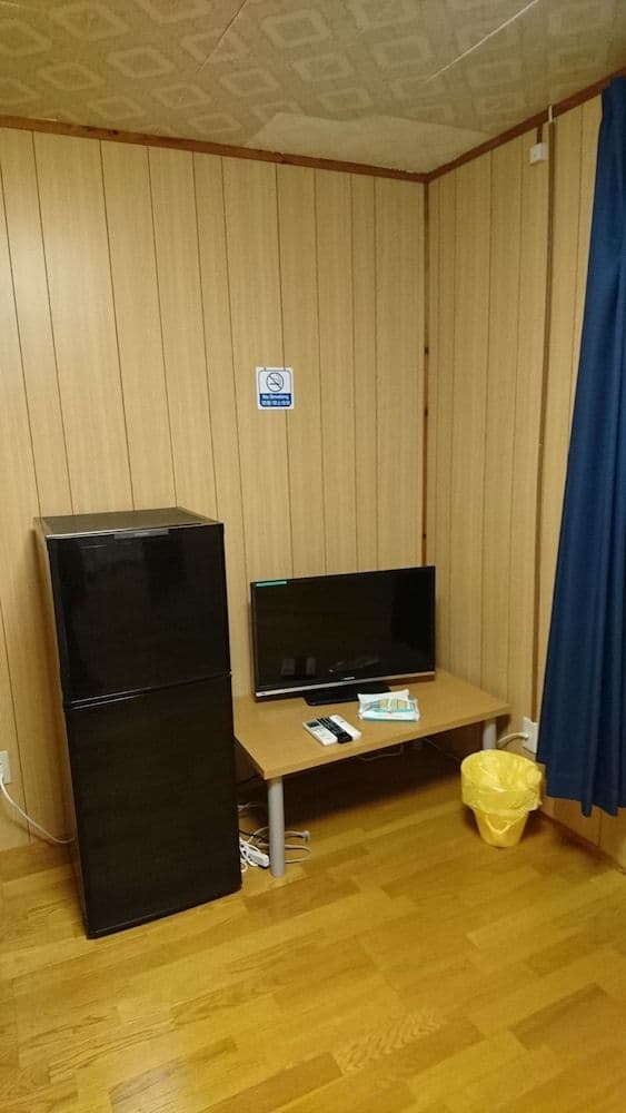 Room, Shared Bathroom (101)