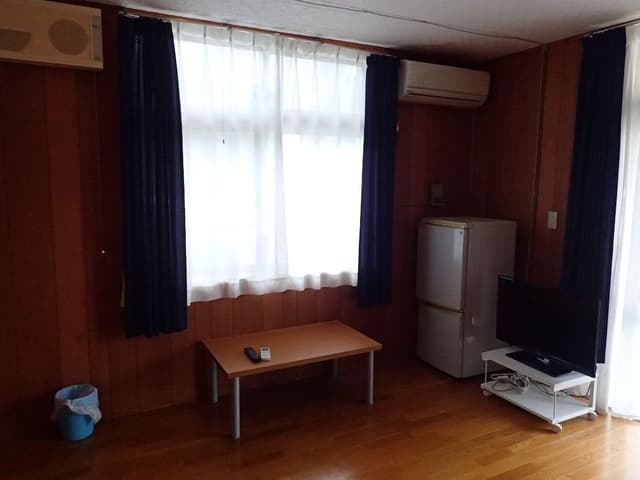 Room, Shared Bathroom (105)